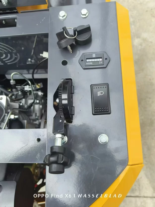 Acceleratore, luci, interruttori del miniescavatore modello 12